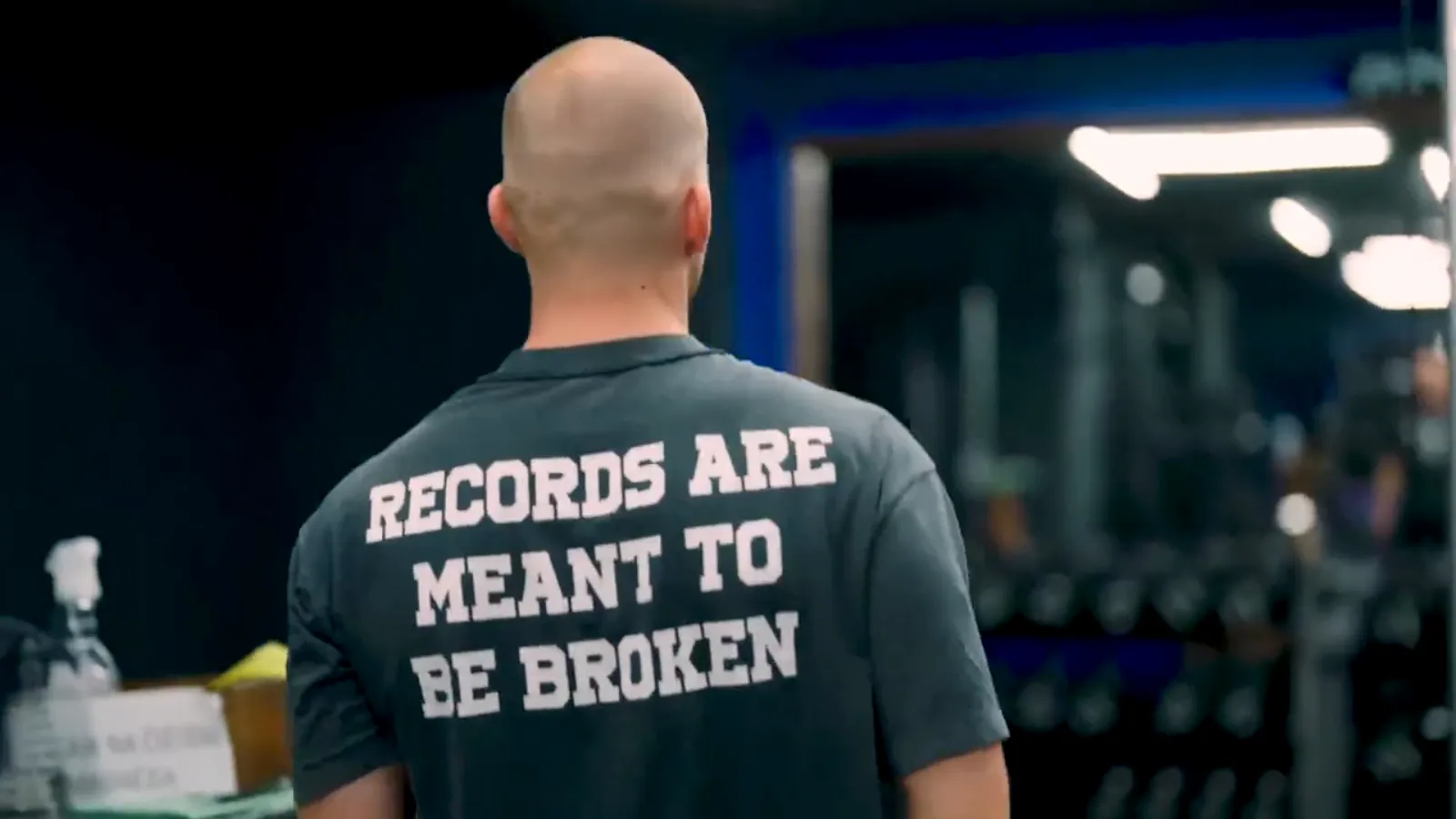 Ondřej Kartousek zezadu v tričku s nápisem Records are meant to be broken